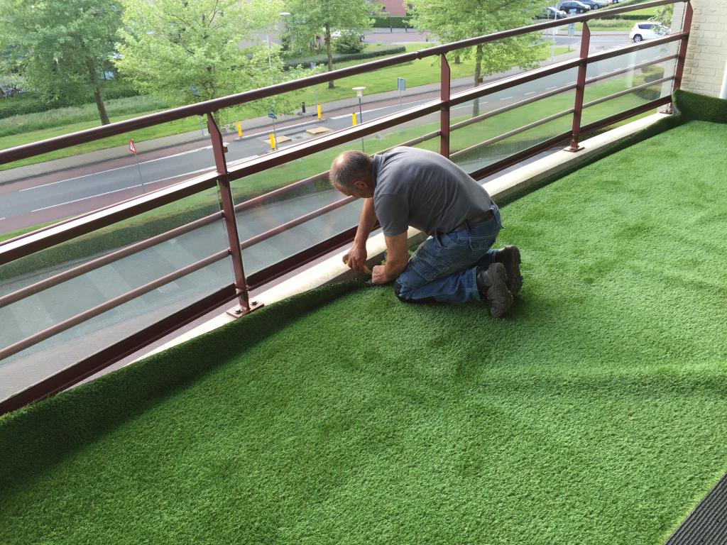 Vloeibaar verrassing Expertise Grastapijt leggen op balkon | Garden Sense