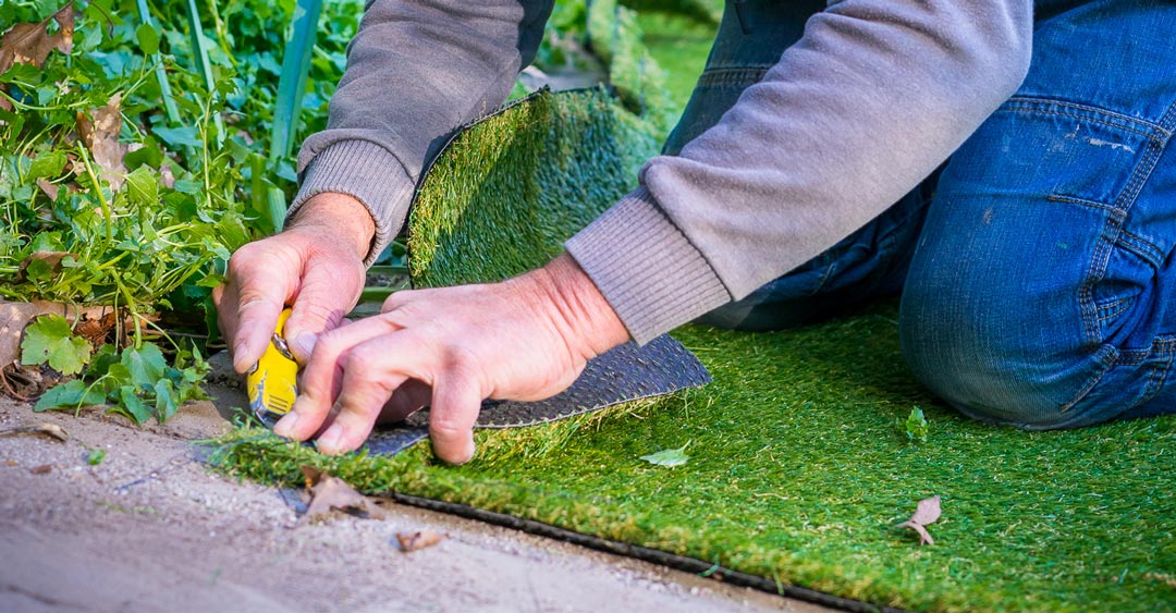 Bestuiven Blijkbaar voldoende Kunstgras leggen, hoe doe je het | Garden Sense